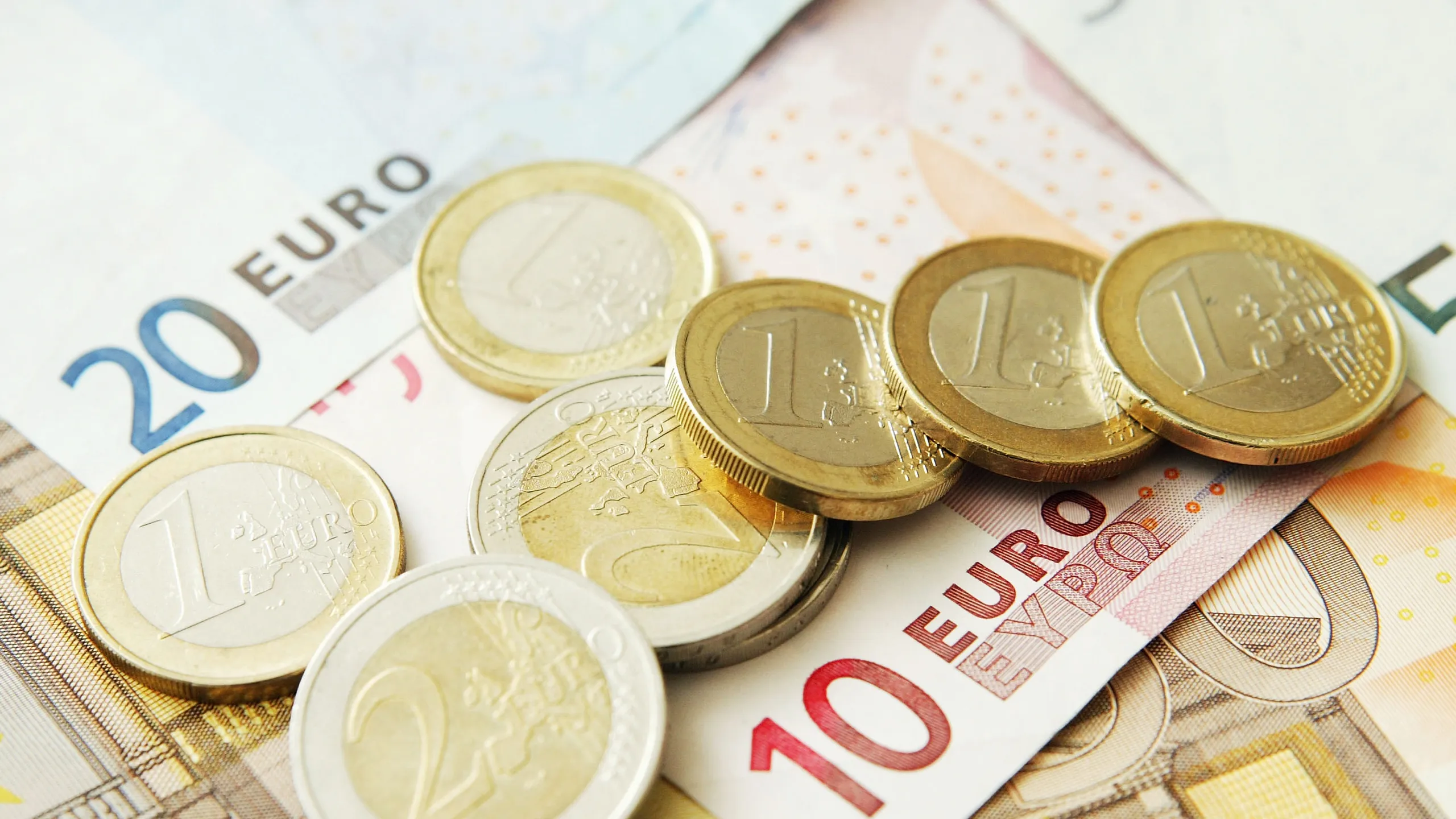 فوركس: اليورو في دائرة الخطر.. "ماكواري" يوصي بالبيع التكتيكي لزوج (EUR/CAD) بعد سقوط الحكومة الفرنسية