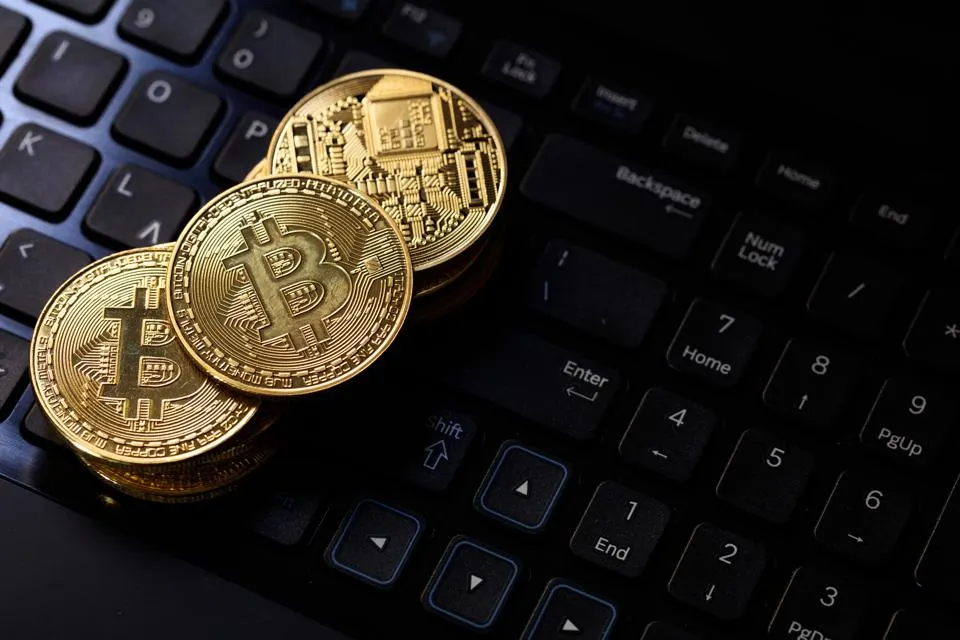 سعر البيتكوين اليوم: انخفاض إلى 113.7 ألف دولار مع التركيز على قرارات الفيدرالي وقمة ترامب وشي