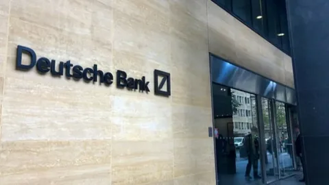 الدولار يستعد لأسبوع رابح… والمستثمرون يترقبون صدور بيانات PCE الحاسمة