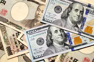 Dollar Slides as Yen Surges on Intervention Buzz