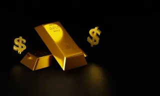 Gold Surges as Peace Hopes Weigh on Oil and Dollar