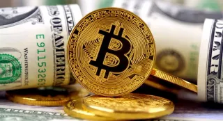الدولار يتراجع وصعود للبتكوين وسط تفاؤل باتفاق أمريكي-إيراني