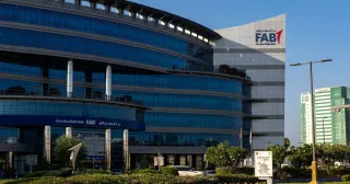 بنوك خليجية تتوسع بقوة في هونج كونج.. وبنك أبوظبي الأول يضاعف حضوره وسط تنامي العلاقات مع الصين