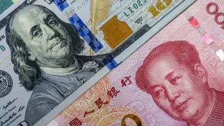 اليوان يسجل أطول سلسلة مكاسب مقابل الدولار منذ عقد