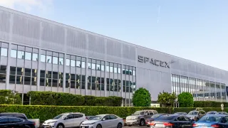مساهمو SpaceX يوافقون على تجزئة السهم قبل الطرح العام