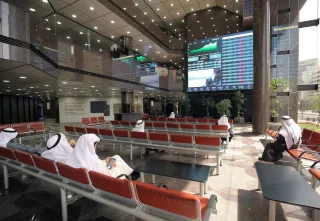 تحركات غامضة للأموال الساخنة.. مشتريات أجنبية بالمليارات في "تاسي" وهبوط عنيف لمؤشر خليجي