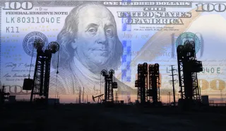 Dollar Holds Firm as Oil Surge Revives Rate Fears