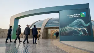 أرامكو بين القمة والضغط.. توازن هش يسبق تحركًا مفاجئًا في سهم الطاقة