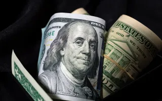 Dollar Holds Near Highs as Fed Keeps Hawkish Tone