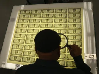 الدولار يستقر بعد قمة 6 أسابيع وسط ضبابية سلام الشرق الأوسط وانكماش اليورو
