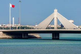 تصنيفات "ستاندرد آند بورز" الخليجية.. مصدات الكويت المالية تواجه عجز الموازنة، والدعم الإقليمي يسند البحرين ضد صدمات هرمز