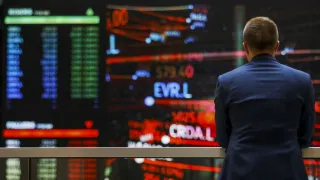 الأسهم العالمية تقترب من ذروة قياسية.. تراجع حاد للنفط والدولار وسط تفاؤل بانفراجة مضيق هرمز