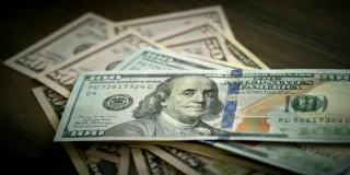 Dollar Firms as US-Iran Strikes Renew Peace Deal Uncertainty