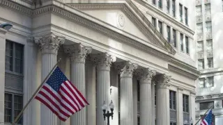 تداعيات قرار الفائدة الأمريكية مستمرة في الأسواق وسط ترقب كبير لمستقبل الدولار والسياسة النقدية