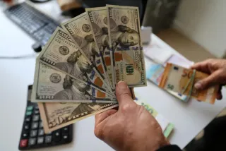 تراجع الدولار الأمريكي بعد تقارير عن اتفاق لتمديد وقف إطلاق النار بين واشنطن وطهران