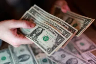 الدولار يواصل الترنح وسط آمال هدنة هرمز.. وإتجاه لخسارة أسبوعية بضغط من مسار التفاوض