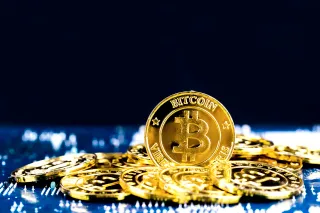 بيتكوين يتماسك فوق 73 ألف دولار مع CME