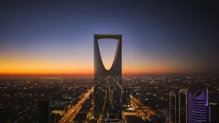 السهم يحلق عالياً..إيلون ماسك يقفز بسهم "المملكة القابضة" السعودية لأعلى سعر منذ 10 سنوات