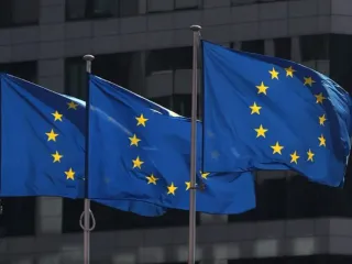إقرار نهائي للاتفاق .. الإتحاد الأوروبي يصادق على الصفقة التجارية مع واشنطن لتجنب ترامب وحرب الرسوم