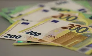 انخفاض عوائد السندات الأوروبية.. هبوط النفط يهدئ مخاوف التضخم ويسجل أكبر تراجع أسبوعي لمنطقة اليورو