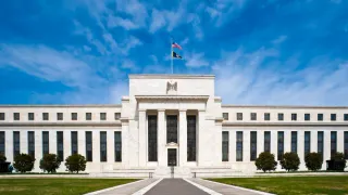 توقعات متشددة للفيدرالي الأمريكي..خبراء يستبعدون بدء دورة خفض الفائدة بوول ستريت